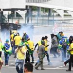 Polícia e bolsonaristas entram em confronto após invasão do Congresso 