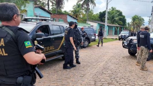 Policiais federais cumpriram 11 mandados de busca e apreensão contra membros de facção criminosa que planejava ataque a autoridades