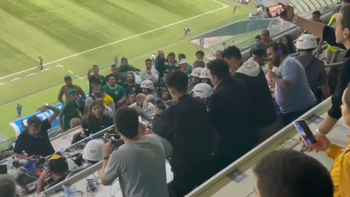 Torcedores do Palmeiras invadem tribuna do Allianz e acusam jornalistas, que negam racismo