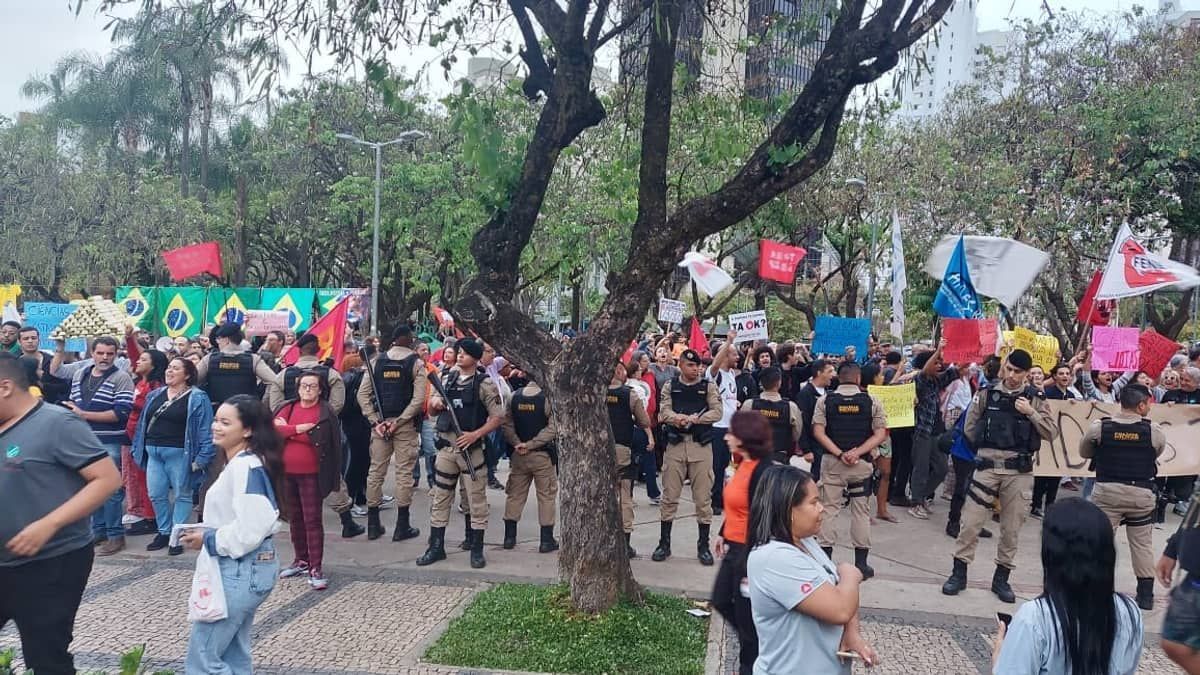 Homenagem a Bolsonaro na ALMG tem protestos contra e a favor e polícia separa manifestantes