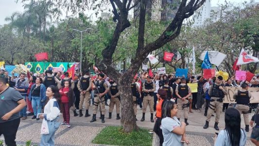 Policiais separaram manifestantes que se reúnem em frente à Assembleia Legislativa de Minas Gerais