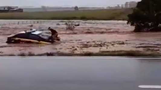 Policial federal subiu em viatura para se salvar