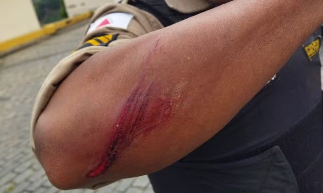 Homem dá soco em PM, tenta pegar arma e faz ameaça: 'acha que vai ficar assim?'