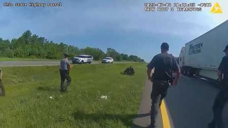Policial usa cachorro para atacar homem negro já rendido nos EUA.