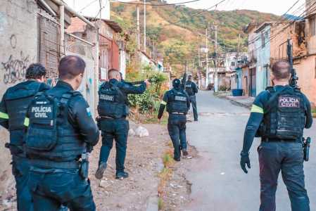 Polícias Civil e Militar realizam nova fase da Operação Contenção na Vila Kennedy, no RJ
