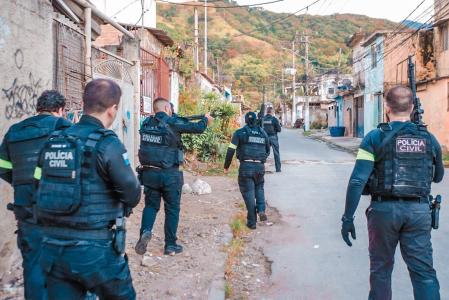 Polícias Civil e Militar realizam nova fase da Operação Contenção na Vila Kennedy, no RJ