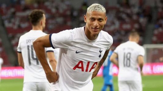 'Pombo' marcou três gols na vitória dos Spurs