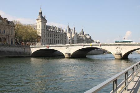 Rio Sena, em Paris, poderá receber banhistas novamente após mais de um século de proibição