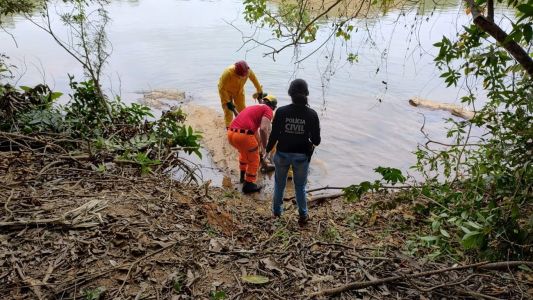 Foto mostra corpo encontrado às margens do rio Piranga, em Ponte Nova