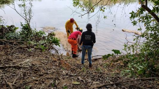 Foto mostra corpo encontrado às margens do rio Piranga, em Ponte Nova