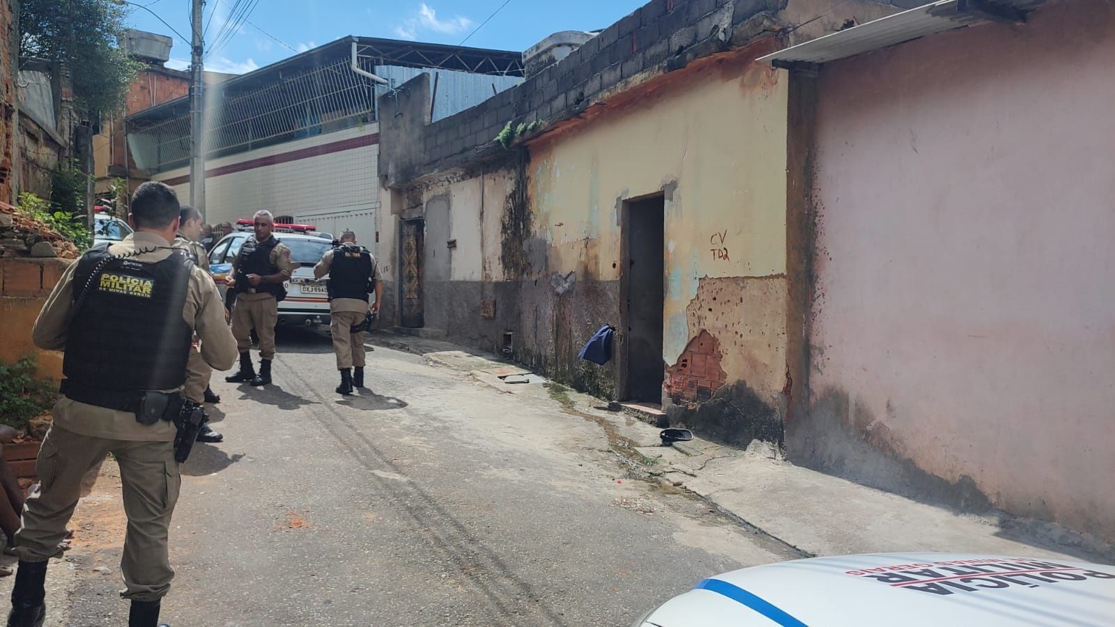 Homem tenta matar policial com caco de vidro e acaba baleado no pescoço em MG