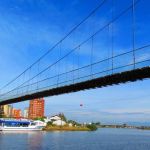 Vídeo: Ponte cede durante a travessia de 100 pessoas, há 5 desaparecidos