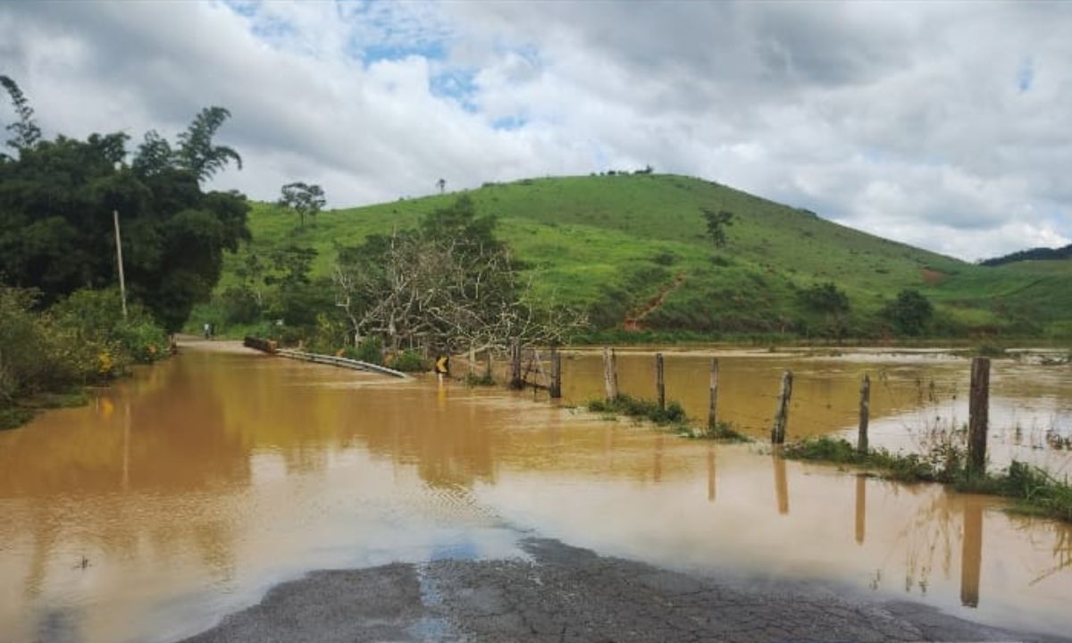 PMR orienta motorista sobre trânsito em ponte na LMG-872 entre Bicas e Pequeri, na Zona da Mata