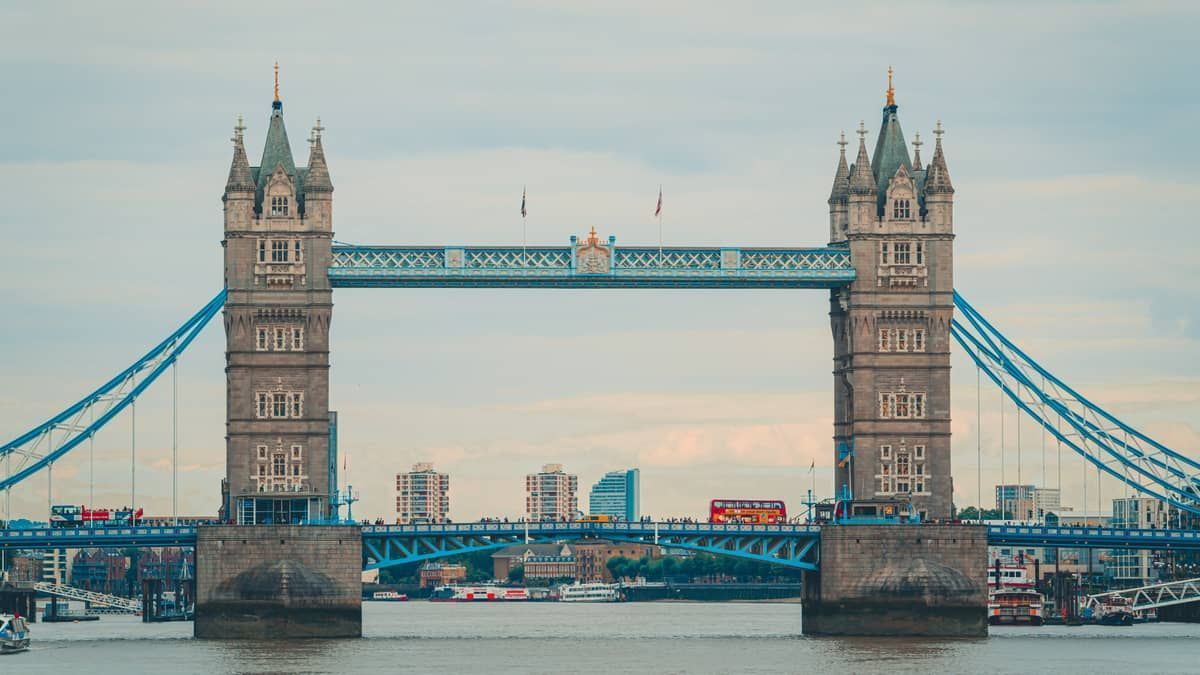 Ambientalistas britânicos são condenados à prisão por escalar ponte Rainha Elizabeth II