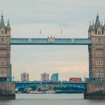 Ambientalistas britânicos são condenados à prisão por escalar ponte Rainha Elizabeth II