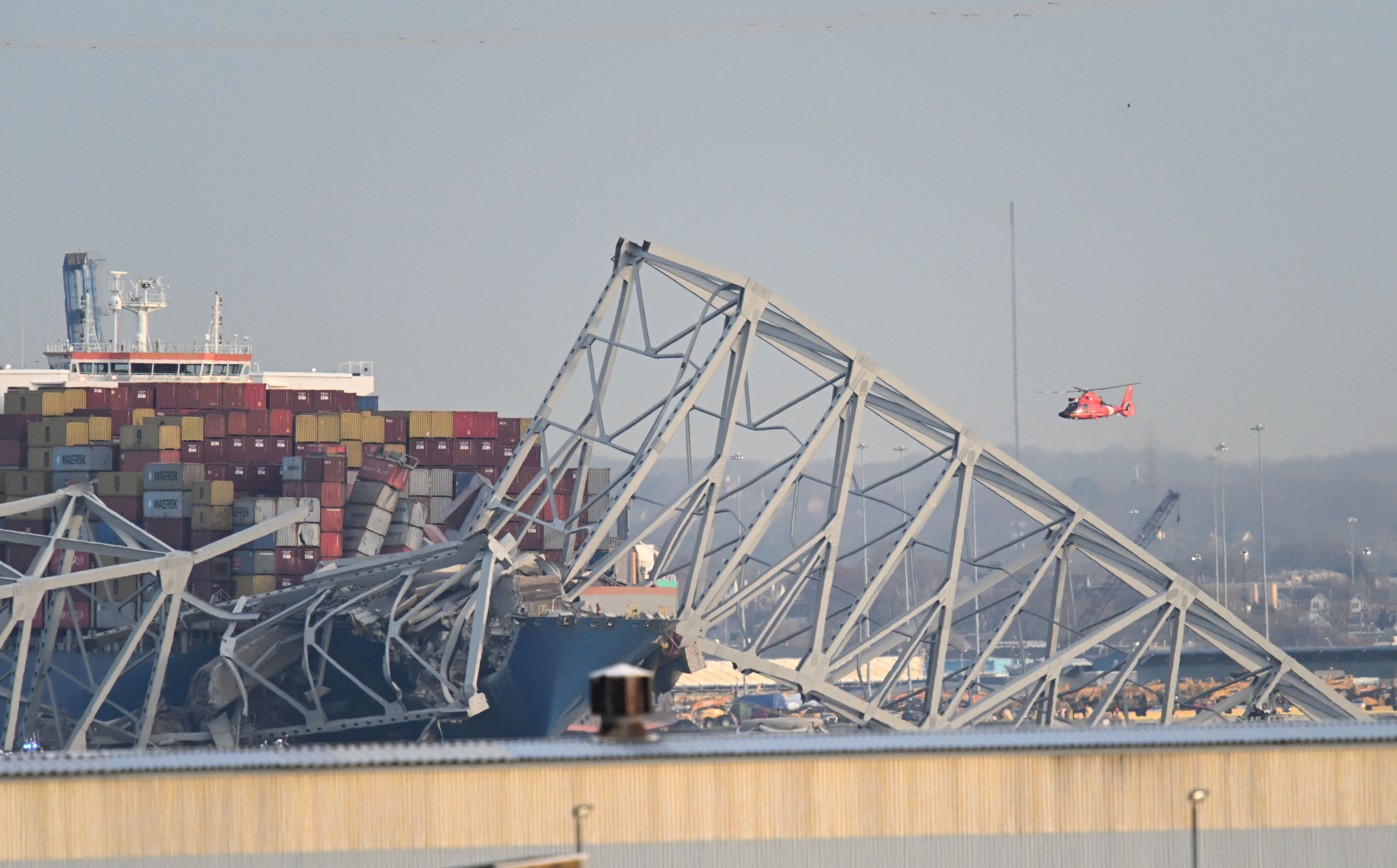 Navio que bateu e causou colapso de ponte nos EUA era comandado por pilotos locais