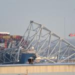 Navio que bateu e causou colapso de ponte nos EUA era comandado por pilotos locais