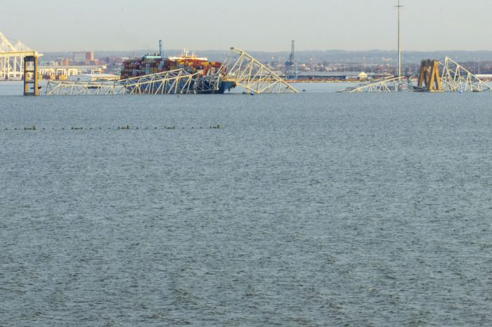 O navio está agora preso nos escombros da ponte Francis Scott Key, que tem 3 km (1,6 milhas) de comprimento.