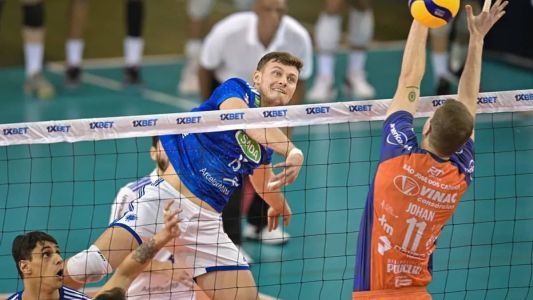 Ponteiro Vaccari, do Cruzeiro, ataca bola com bloqueio de central Johan, do São José