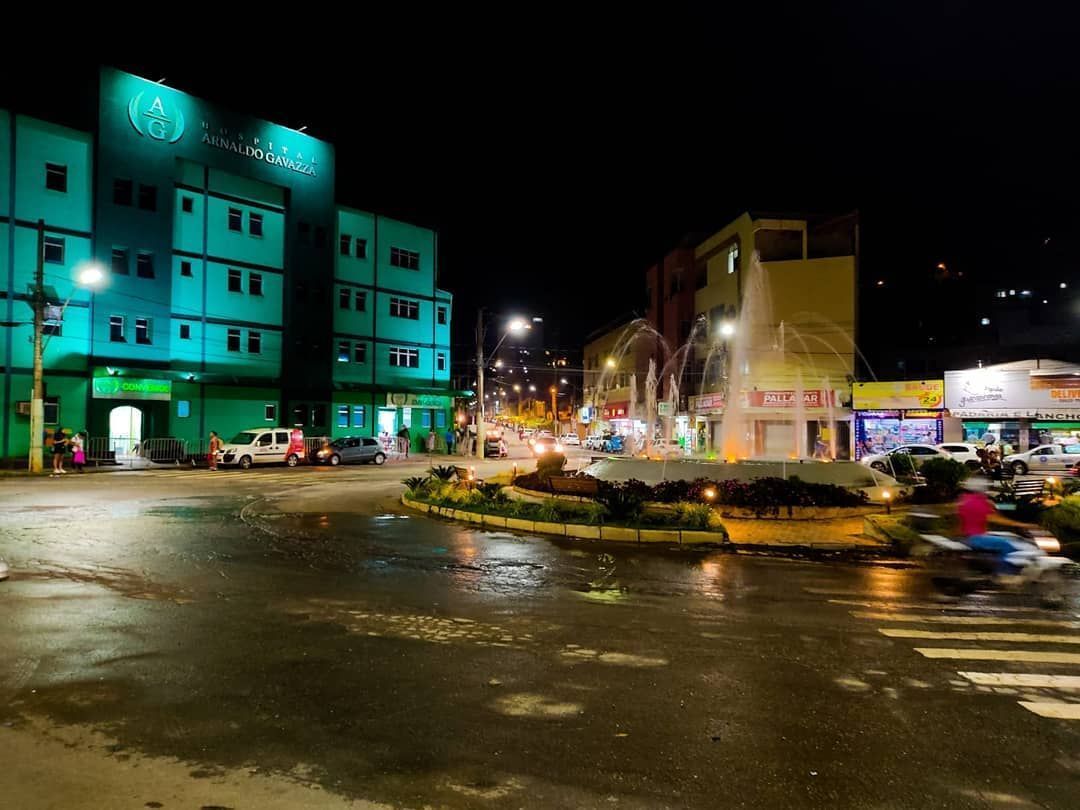 Homem cumpre pena por tentar matar mulher, reata namoro, mata a sogra e esfaqueia a companheira em Minas