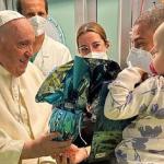 'Estou vivo', diz papa Francisco após sair do hospital