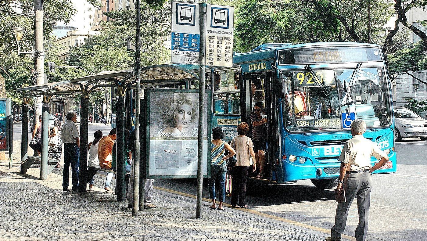 Motorista impede vendedor de balas de entrar em ônibus e é esfaqueado no Centro de BH