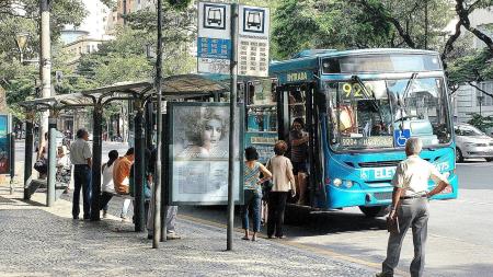 Foto mostra ônibus parado na Avenida Afonso Pena, em Belo Horizonte