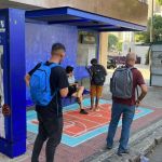 Ponto de ônibus de Belo Horizonte 'se transforma' em quadra de basquete 