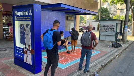 Ponto de ônibus 'transformado' em quadra de basquete em BH, com informações sobre o time do Minas
