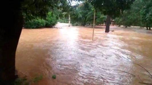 Pontos da cidade ficaram alagados por causa da chuva
