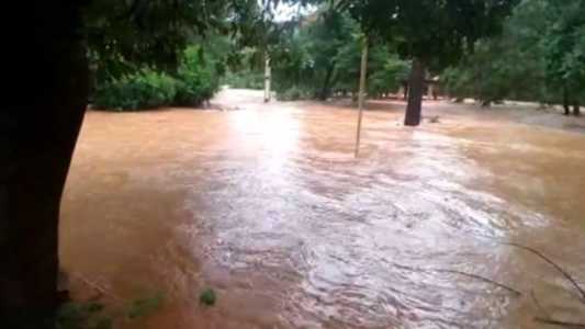 Pontos da cidade ficaram alagados por causa da chuva