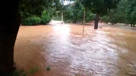 Pontos da cidade ficaram alagados por causa da chuva