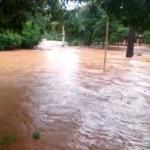 Chuva em Salinas deixa dez famílias desabrigadas e cidade sem água