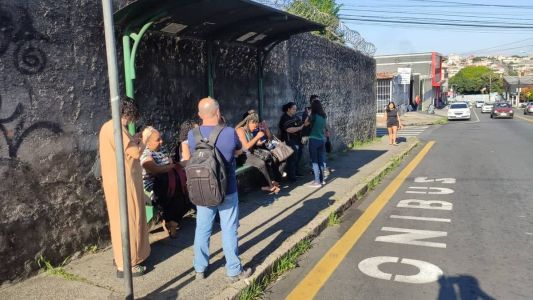 Pontos de ônibus estão cheios após paralisação dos trabalhadores de ônibus da empresa Saritur, em Contagem