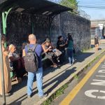 Usuários de ônibus são surpreendidos com greve e reclamam: 'sempre sobra pra gente' 