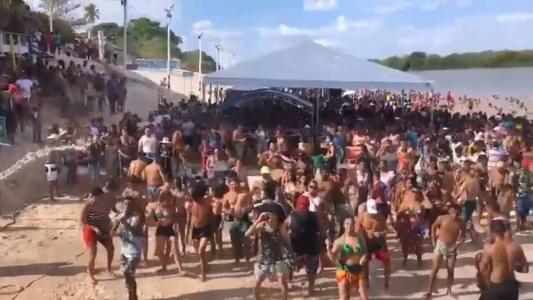 População lota "praia" no Rio São Francisco para se refrescar