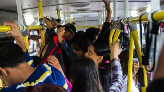 População sofre com ônibus cheios e serviço sucateado