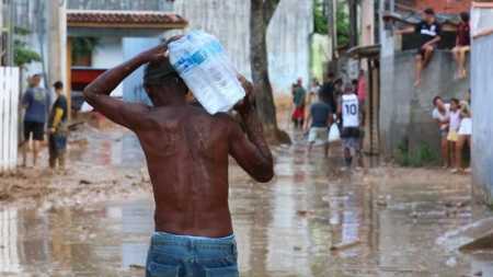 População sofre consequências de temporais no litoral de São Paulo
