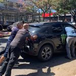 Vídeo: carro tomba na avenida Barão Homem de Melo e testemunhas se unem para ajudar motorista