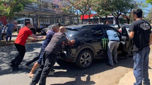 Populares destombaram o carro para o motorista, que acionou a Polícia Militar para registro de um boletim de ocorrência