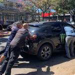 Vídeo: carro tomba na avenida Barão Homem de Melo e testemunhas se unem para ajudar motorista
