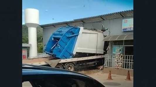 Por conta do impacto, toda a cabine do caminhão foi parar dentro do estabelecimento