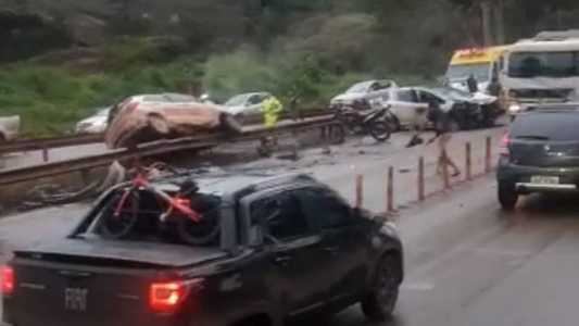 Por conta do impacto, um dos carros foi parar sobre a mureta que divide a pista
