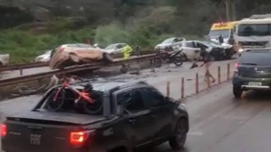 Por conta do impacto, um dos carros foi parar sobre a mureta que divide a pista
