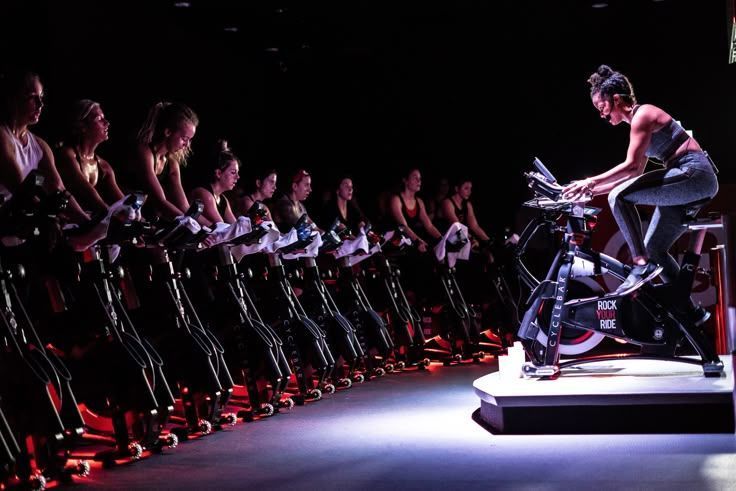 Por que os eventos fitness estão cada vez mais parecidos com festivais de música