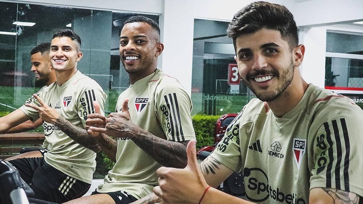 Por raios e chuvas em São Paulo, elenco do Tricolor treina na academia