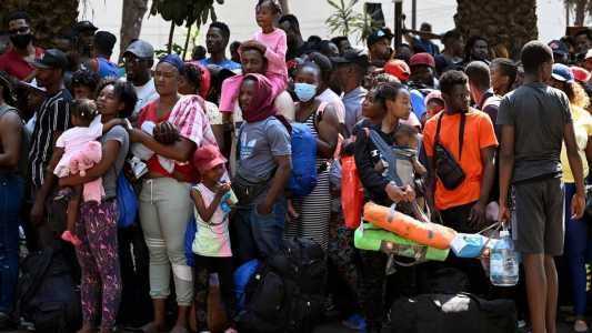 Por suspeita de homicídio, o tribunal emitiu mandados de prisão contra três funcionários do Instituto Nacional de Migração