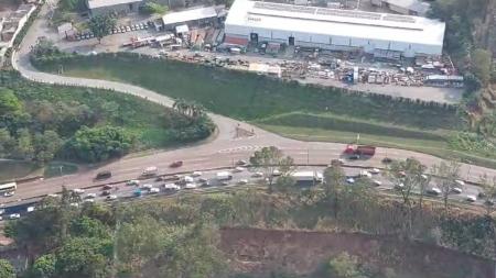 Por volta das 8h, motoristas enfrentaram trânsito na altura do bairro Betânia