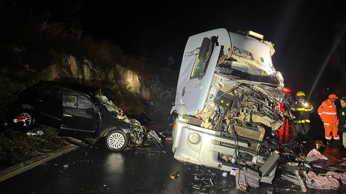 Batida entre dois caminhões  e um carro  deixa um morto e feridos na BR-381 na Grande BH 
