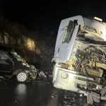 Batida entre dois caminhões e um carro deixa um morto e feridos na BR-381 na Grande BH